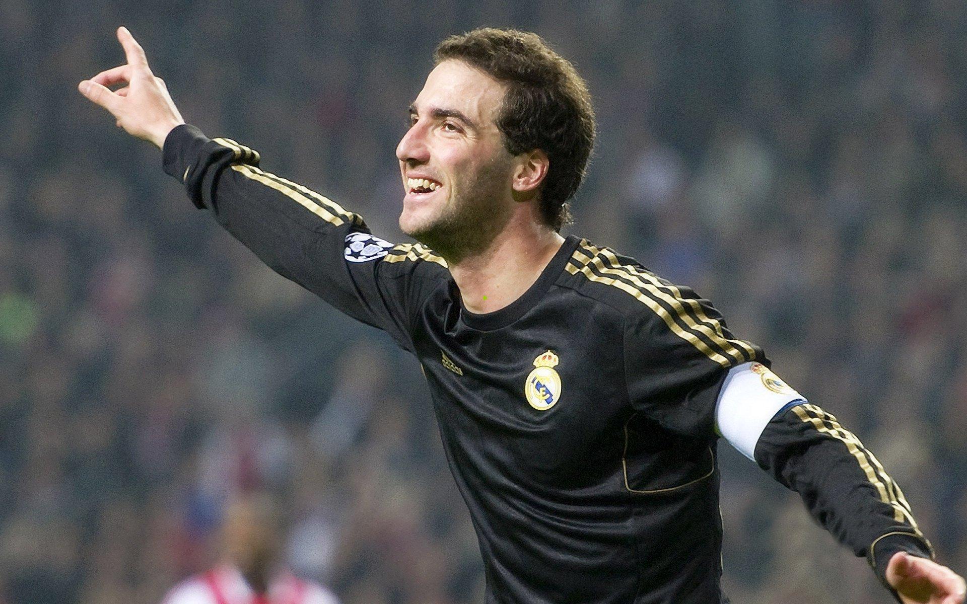 爵士队社交媒体展示球员周五入场时尚风潮 配套套装凸显团队凝聚力